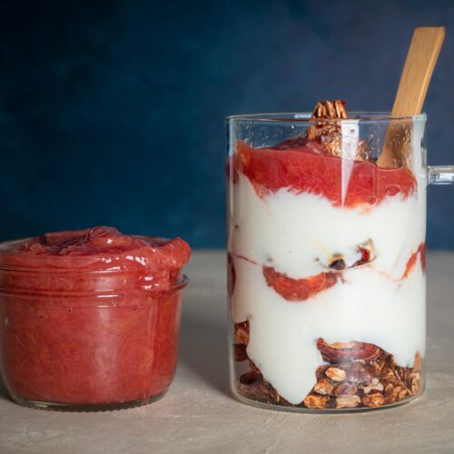 Rhubarb_Yogurt_Parfait_with_compote