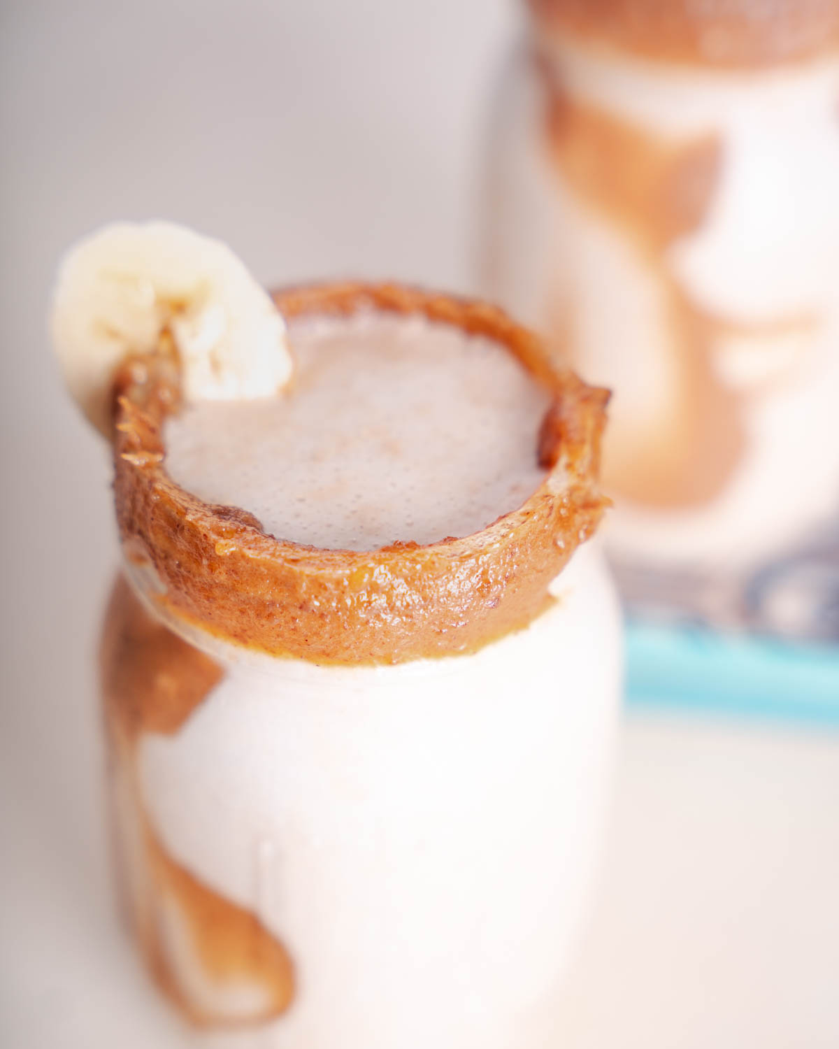 Close up image of the date caramel rim and sliced banana garnish on the peanut paradise tropical smoothie cafe copy cat smoothie