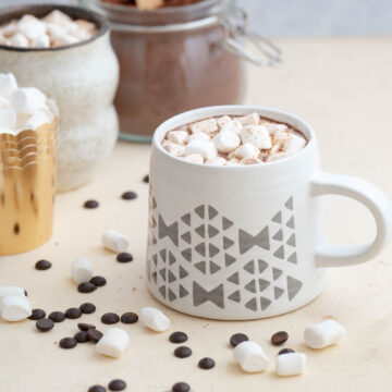 collagen hot chocolate with marshmallows in a white and grey mug